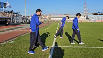 بازدید بازیکنان ملوان، مس شهربابک و تیم داوری از چمن ورزشگاه