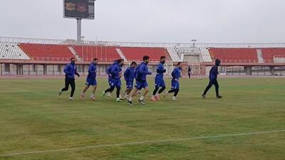 ورود بازیکنان مس کرمان و صنعت نفت آبادان به ورزشگاه باهنر برای بازی دو تیم در لیگ یک