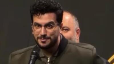 تصویر روز | امیرحسین قیاسی در مراسم جشن حافظ جایزه گرفت | گلی شی