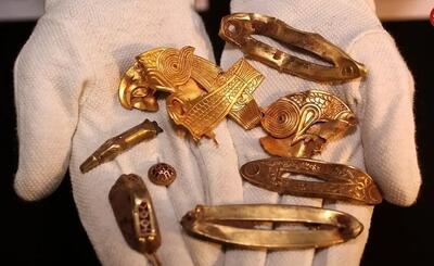 بیرون آمدن گنج «جواهرات شکسته» از دامنۀ یک تپه ۱۴۰۰ ساله | عکس