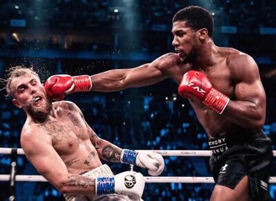 انتقال بوکسور آمریکایی به بیمارستان با شکستگی فک (عکس)