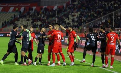 بزن بهادرهای پوشالی در فوتبال ایران؛ جنگ هواداران را تماشا کنید!