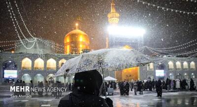  بارش برف دیدنی در حرم مطهر امام رضا(ع) | جهان نیوز