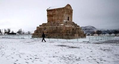  لحظات زیبای بارش برف در آرامگاه کوروش | جهان نیوز