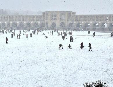  برف بازی اصفهانی‌ها در زاینده رود + فیلم