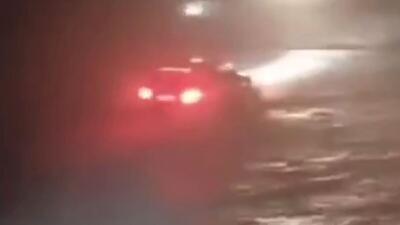  ببینید | فقط یک متر با مرگ فاصله داشتند؛ تصاویری نفسگیر از نجات سرنشینان خودرو در سیل طبس با تلاش امدادگران هلال احمر