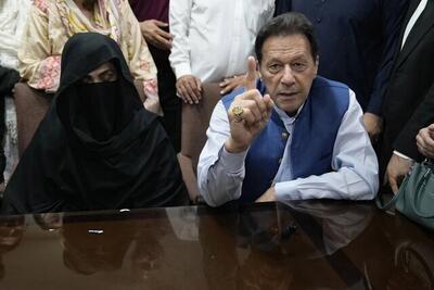  عمران‌خان و همسرش به ۱۷ سال زندان با اعمال شاقه محکوم شدند