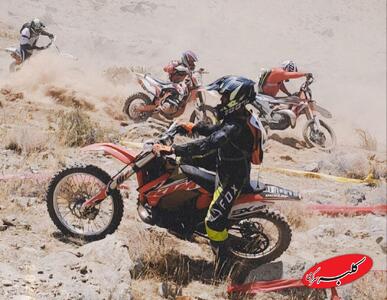 مسابقه موتورسواری عجیب بانوان در کرمانشاه؛‌ همه زمین خوردند! + ویدئو | فقط یک نفر از خط پایان گذشت + ویدئو - کلبه سرگرمی