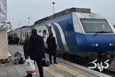 ۴ ساعت بلاتکلیفی مسافران قطار در هوای سرد ؛ نقص فنی ریل باس مشهد-تهران - مجله اینترنتی کولاک