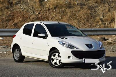 رانندگی با پژو ۲۰۷ با قد ۲ متر و ۱۸ سانتی! ببینید | بلایی که سر مسافران عقب ماشین آمد + ویدئو - مجله اینترنتی کولاک