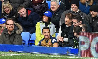 فیلم/ حرکت منحصر بفرد الکسیس روی صندلی تماشاگران! - پارس فوتبال