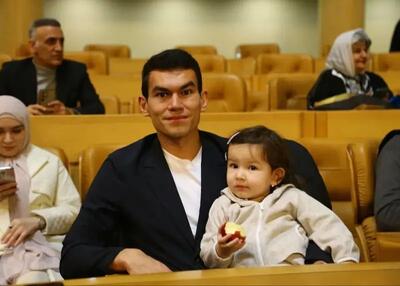 رستم آشورماتوف و دختر خردسالش در مراسم هشتادمین یلدای استقلال / عکس - پارس فوتبال