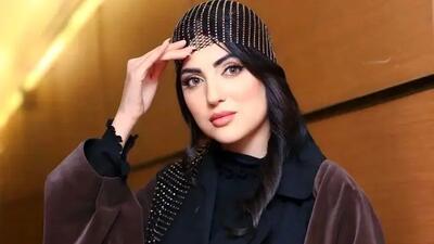  عکس هلیا امامی با بابانوئل و استقبال زودهنگام این هنرمند از سال نو میلادی / تیپ کریسمسی قرمز مشکی زده