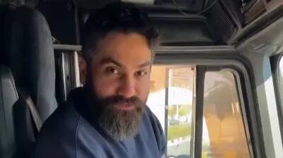  فیلم/ ادای احترام به پدر در مراسم سالگردش به سبک علی زندوکیلی/ حضور کنار مزار با ماشین سنگینِ ماک!