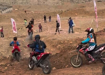 مسابقه موتورسواری زنان در کرمانشاه جنجالی شد + فیلم - سلام نو