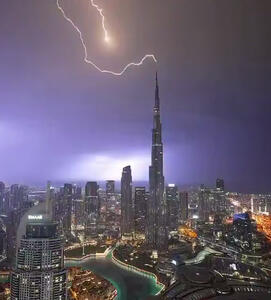 لحظه دیدنی برخورد رعد و برق به برج خلیفه در دبی + فیلم - سلام نو