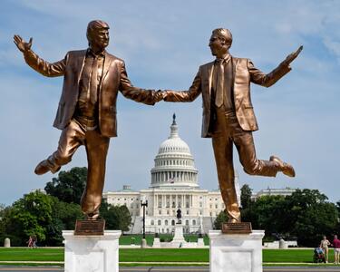  وزارت دادگستری آمریکا هزاران عکس و سند مربوط به «مجرم جنسی بدنام» را منتشر کرد