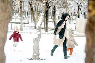 رقص و شادی جمعی در برف