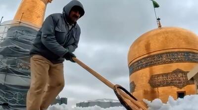 برف‌روبی پشت‌بام حرم امام امام رضا (ع)