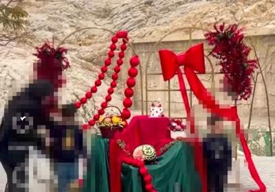 چشمه‌علی آتلیه عکاسی نیست؛ چه کسی مجوز پنهان‌کردن کتیبه ثبت ملی پشت دکور یلدا را داد؟ - تسنیم