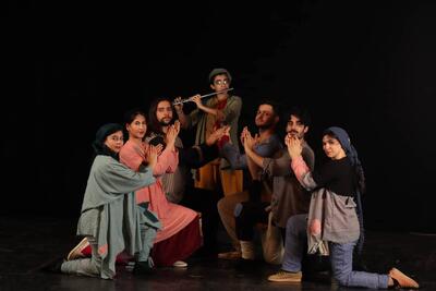 دوشنبه، اول دی‌ماه در تالار هنر نمایش «افسانه پرِ طلایی»، میزبان هنرمندان، منتقدان و خبرنگاران می‌شود