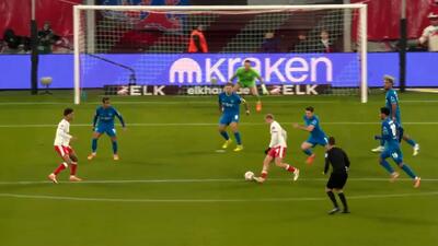 گل اول لایپزیش به بایرلورکوزن توسط اشلاگر