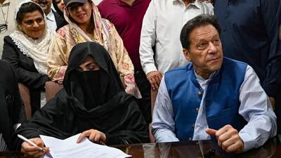  دادگاه پاکستان عمران خان و همسرش را به ۱۷ سال زندان محکوم کرد