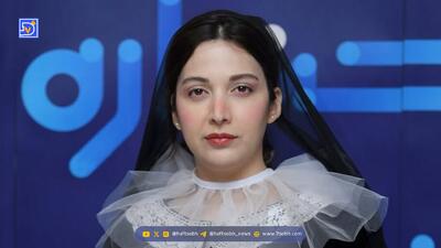  استایل یلدایی| روشنک گرامی در شب یلدا با جوراب‌شلواری قرمز
