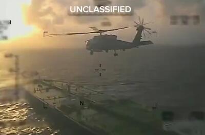 لحظه حمله سربازان آمریکایی به یک نفتکش بزرگ در نزدیکی ونزوئلا