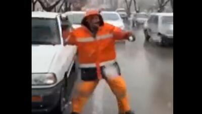  برف‌بازی پاکبان و رهگذران در اصفهان!