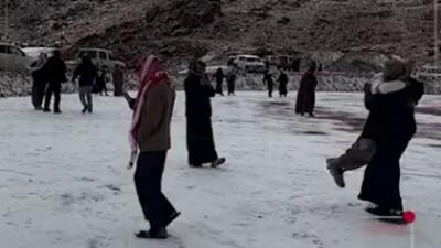  برف نادر در عربستان و برف‌بازی سعودی‌ها