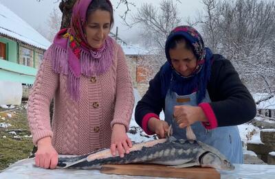  کباب کردن ماهی خاویاری در هوای برفی آذربایجان (فیلم)