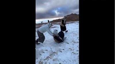  بارش برف نادر در عربستان و برف‌بازی سعودی‌ها (فیلم)
