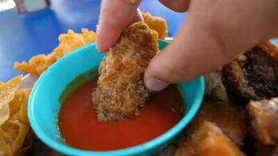  غذای خیابانی مالزی: جک‌فروت و موز سرخ شده در پنانگ (فیلم)