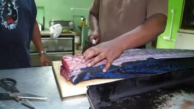  غذای خیابانی سریلانکا: روش سنتی کباب کردن بادبان‌ماهی (فیلم)