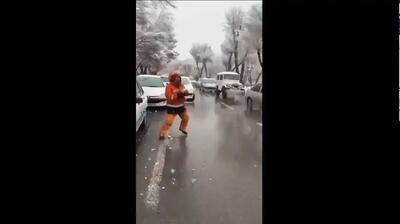  برف‌بازی پاکبان و رهگذران وسط خیابان در اصفهان (فیلم)