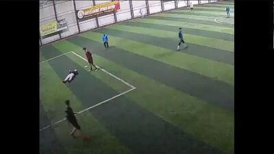  مرگ فوتبالیست آماتور در زمین به دلیل سکته قلبی (فیلم)