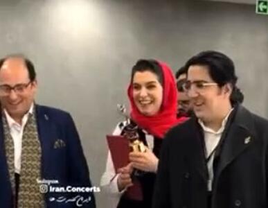  امیرحسین قیاسی و الیکا عبدالرزاقی از دریافت تندیس ذوق‌زده شدند