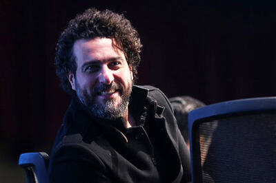  محسن کیایی در حال همخوانی با صدای علیرضا قربانی