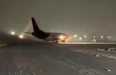 آماده‌سازی فرودگاه مشهد بعد از بارش سنگین برف