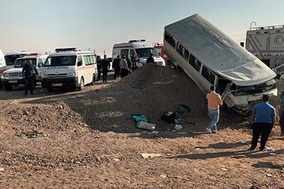 سقوط مینی‌بوس دانش‌آموزان به داخل پل