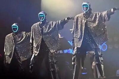  وقتی ربات‌ها جای رقصنده‌های کنسرت را گرفتند