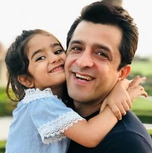  تاریخ وبگردی | عکس بروز بازیگر کمدین سه در چهار مجید یاسر در کنار دختر زیبایش آریسا