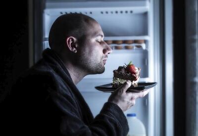  خطرات خوردن غذا در نیمه شب