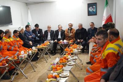   استاندار قزوین یلدا را کنار پاکبانان سپری کرد/ قدردانی از پاکبانان در شب یلدا 