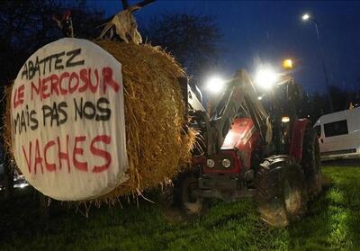 کشاورزان معترض فرانسه همچنان جاده‌ها را مسدود نگه داشتند