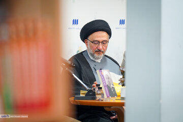 واکنش روحانی اصلاح طلب به درگذشت اشرف بروجردی/ از نظر خانوادگی می توانست در اردوگاه های آب و نان دار باشد، اما...