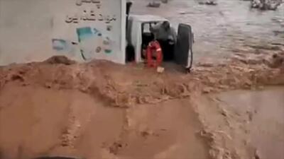 ببینید / لحظات دلهره‌آور نجات راننده گرفتار در سیلاب کهنوج
