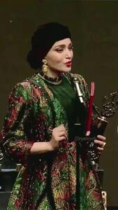 لحظه جایزه گرفتن بهنوش طباطبایی از دستان جواد عزتی در جشن حافظ