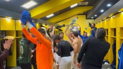 جشن پیروزی خیبری‌ها در رختکن پس از پیروزی برابر سپاهان